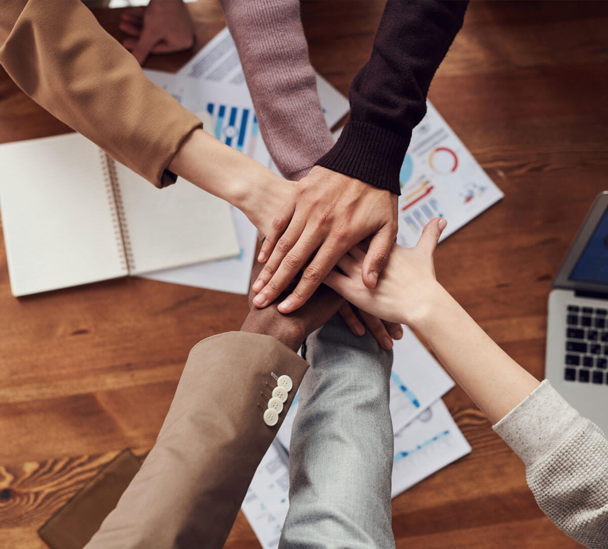 persone che mettono una mano sopra l'altra